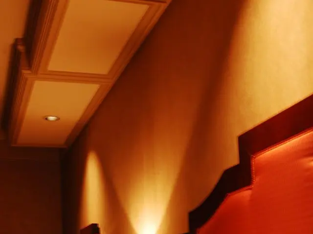 The Immediate Turn-On of Hotel Room Lights: An Error to Avoid Explained