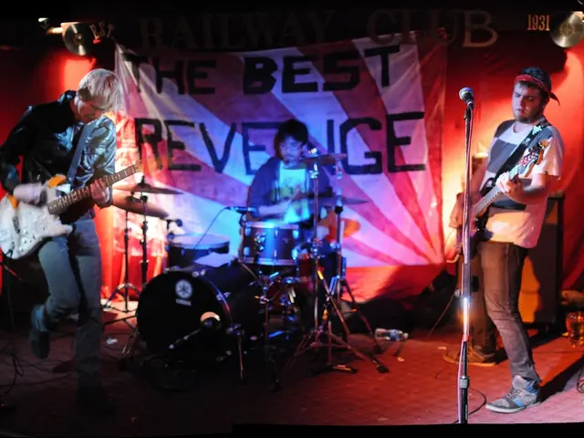 Comic Tony Bauer set to appear wearing Marxloh eyewear.