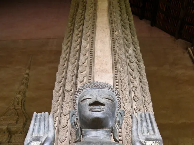 This picture shows a statue and we see a tower on the back.